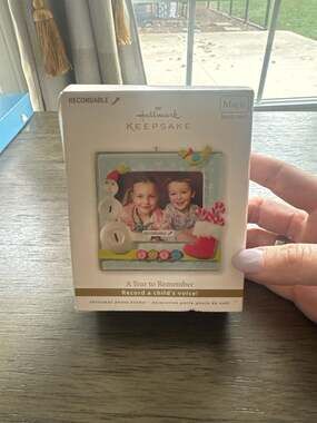 2010 Hallmark Keepsake A Year to Remember Recordable Photo Holder Magic Ornament